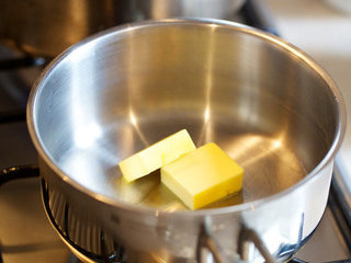 奶油白酱管面,取sauce pan中火融化黄油至起泡