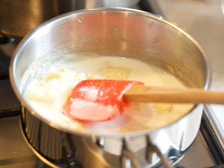 奶油白酱管面,注意，倒入牛奶后将锅子移开热源，仔细搅拌至小块散开，可用打蛋器（手动）搅拌更方便