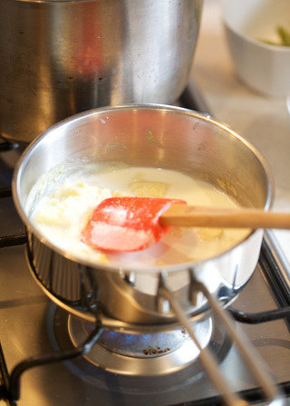 奶油白酱管面,注意，倒入牛奶后将锅子移开热源，仔细搅拌至小块散开，可用打蛋器（手动）搅拌更方便