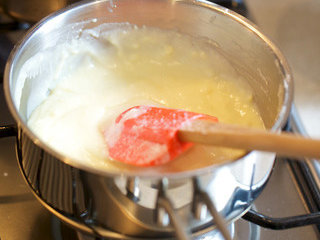 奶油白酱管面,随后将锅子重新加热至中低热度，搅拌至顺滑，提起时会有丝带状下坠。若太稠可加入牛奶和重奶油继续搅拌，若太稀则可加长加热时间蒸发水分