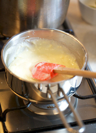 奶油白酱管面,随后将锅子重新加热至中低热度，搅拌至顺滑，提起时会有丝带状下坠。若太稠可加入牛奶和重奶油继续搅拌，若太稀则可加长加热时间蒸发水分
