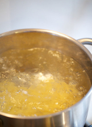 奶油白酱管面,取一只较大的汤锅，入3/4锅水，放入2tsp海盐，加热至完全沸腾，放入管面，大火保持沸腾，按照包装要求时间烹饪