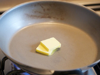 奶油白酱管面,在此期间另取炒锅融化20g黄油至起泡状态