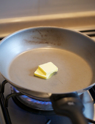 奶油白酱管面,在此期间另取炒锅融化20g黄油至起泡状态