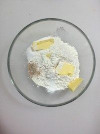 南瓜肉桂软曲奇,将低筋面粉、细砂糖、盐、泡打粉、肉桂粉混合称量，将无盐黄油（无需软化）切小块，加入到混合粉中。