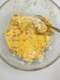 南瓜肉桂软曲奇,用汤匙切拌碾压均匀至无干粉。