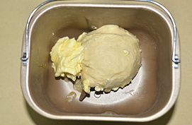 5℃冰种奶油葡萄干吐司,揉至面团光滑后加入软化的黄油。