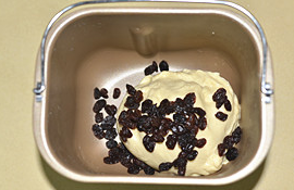 5℃冰种奶油葡萄干吐司,继续揉至完全阶段后加入葡萄干。