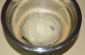 5℃冰种奶油葡萄干吐司,葡萄干揉匀后，将面团收圆入盆盖保鲜膜室温发酵40分钟。