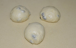 5℃冰种奶油葡萄干吐司,均匀的分成三份，盖保鲜膜松驰15分钟。