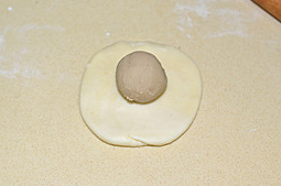 栗子酥,捏成球状后压平擀成圆形，包入分好的栗子馅每个25g重。