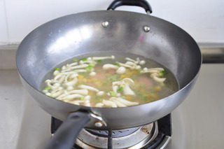 油豆腐塞肉,兑入一碗鸡汤，调入盐半茶匙，胡椒粉半茶匙