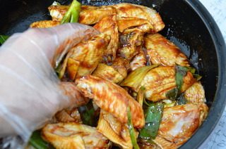 葱香烤鸡翅,用手抓均匀，腌制2-4小时