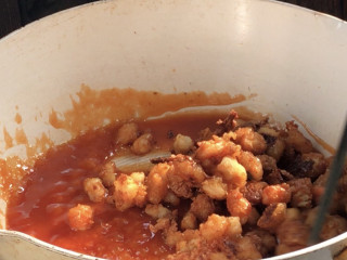 樱桃虾仁,放入炸好的虾仁，翻炒均匀，使每颗虾仁都裹满酱汁