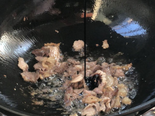 香菇砂锅煲,加入老抽炒匀上色