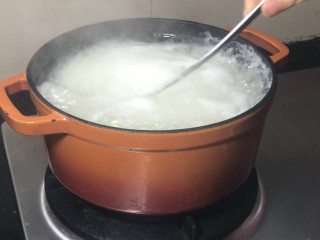 绿豆南瓜粥,期间经常搅拌，以免粘锅