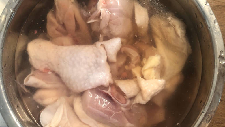 大盘鸡拌面,冷水加适量料酒浸泡，去腥去除血水。