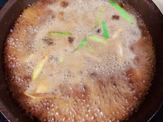 香菇板栗焖饭,加入开水炖煮10分钟。