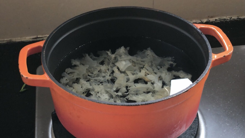 银耳双米粥,加入多点的清水，煮沸