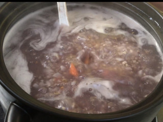 木耳芹菜杂粮粥,约20分钟后，杂粮熟烂，放入胡萝卜煮熟
