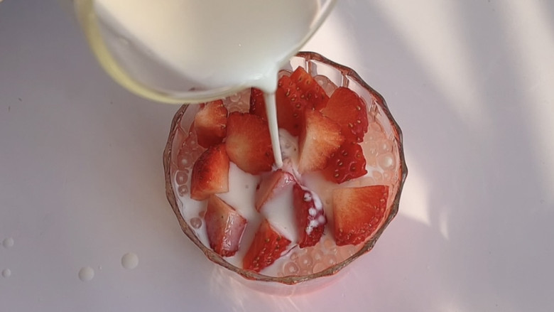 #闹元宵#草莓牛乳,再倒入牛乳