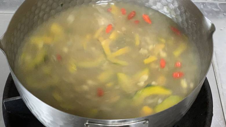 养生汤一南瓜绿豆枸杞汤,搅拌均匀煮熟即可