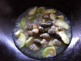 丝瓜花蛤汤,而后加入花蛤，煮至花蛤“张开大嘴”