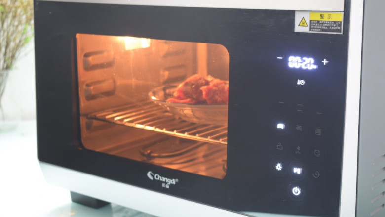 家常蒸排骨,再放入长帝蒸烤箱中，烤箱的水箱记得装满水，然后启动“纯蒸”功能，温度为110度，时间为20分钟