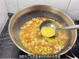 暖心又暖胃的什锦黄金汤教程,下入鸡蛋液。