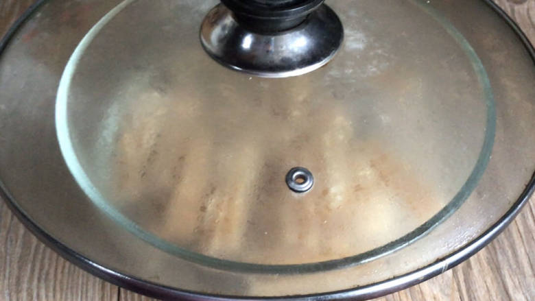 辣椒炒腐竹,加入沸水冲泡，盖上盖子焖半小时以上