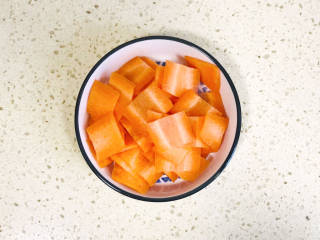 黄瓜炒鱿鱼,胡萝卜洗净，先切段，再切成薄片