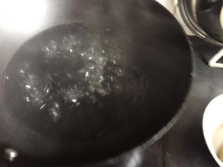 菠菜拌鸡蛋,锅内水烧开