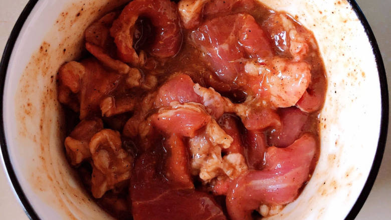 西红柿炖猪肉,拌匀，腌制1小时。