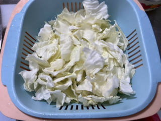 干煸圆白菜,圆白菜叶浸泡后淘洗干净沥水备用