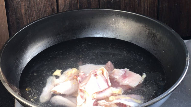 酱焖鸡块,起锅注入适量清水，放入鸡块煮沸