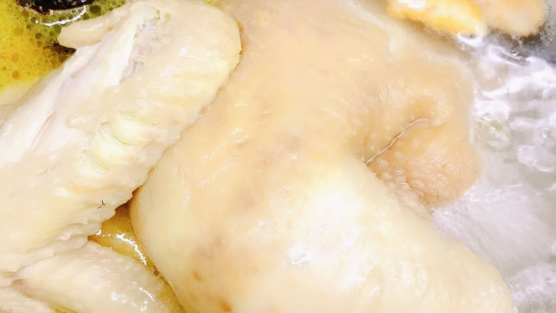 瑶柱青口贝炖鸡,鲜美无比的瑶柱青口贝鸡汤就煲好了，吃肉喝汤