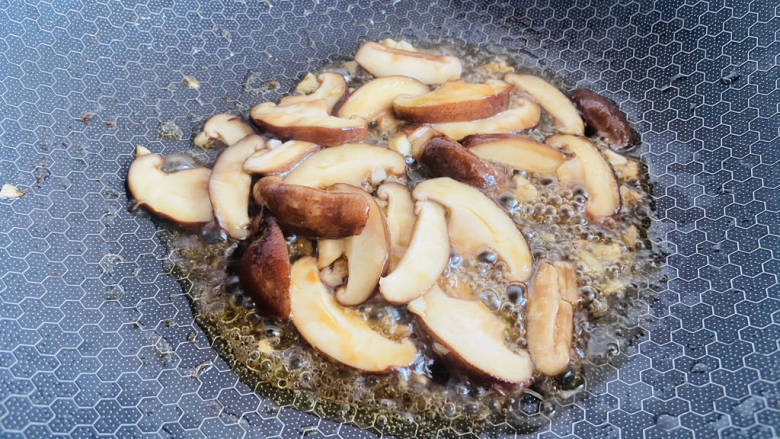 香菇炒生菜,加入少许热水翻炒至软