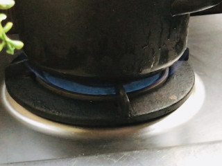 百合莲子汤,将砂锅放置旺火上