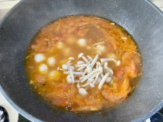 虾滑汤➕番茄白玉菇虾滑汤,加入白玉菇，虾滑，我这个虾滑直接就是丸子，不用手挤了