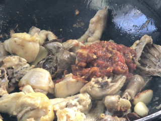 土豆香菇焖鸡,加入甜辣酱炒匀出香味