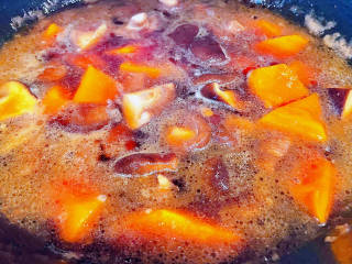 牛肉炖芋头,放入香菇和南瓜一起煮五分钟