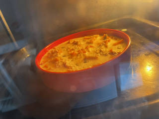 燕麦麸皮焗南瓜,烤箱预热200度，烤约30分钟。