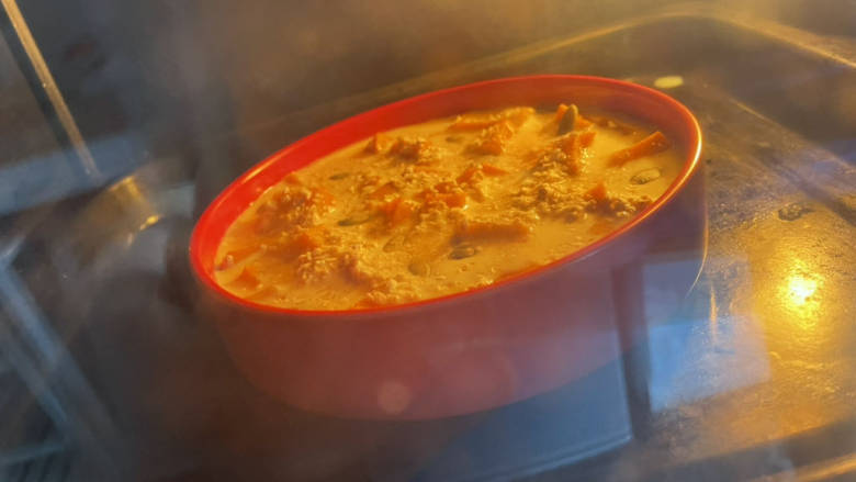 燕麦麸皮焗南瓜,烤箱预热200度，烤约30分钟。