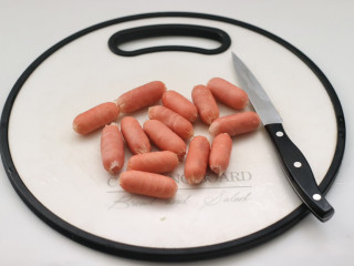 红肠沙拉水果时蔬,把所有的红肠用刀改花刀。