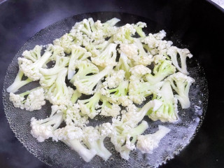 茄汁花菜,锅中烧开水，放入花菜，焯熟