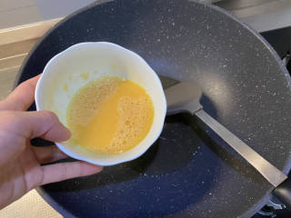 玉米虾仁蛋炒饭,热锅后加适量食用油，油温热，下蛋液，搅散成型沥油盛出