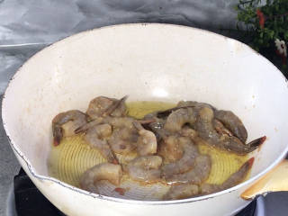 西兰花炒虾仁,再起锅热油 ，放入虾仁炒至变色，捞出备用