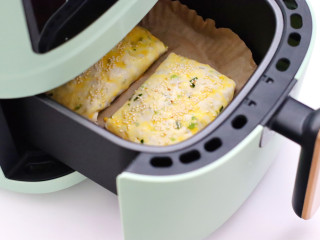 火腿磷蝦韭菜盒子,放入提前預熱好的空氣炸鍋中。
