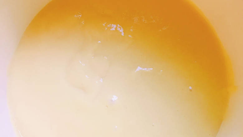 橙香蔓越莓发糕,至无颗粒粘稠状态，盖上盖子室温发酵一小时