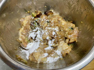 姜葱冬菇蒸滑鸡,最后撒上薄薄一层土豆淀粉，抓拌均匀